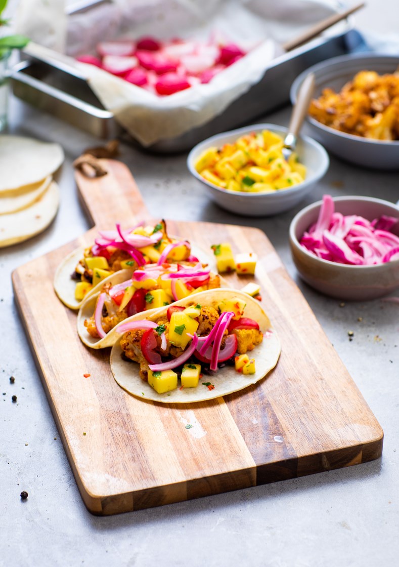 Blomkåltaco med reddiker, kikerter og mangosalsa