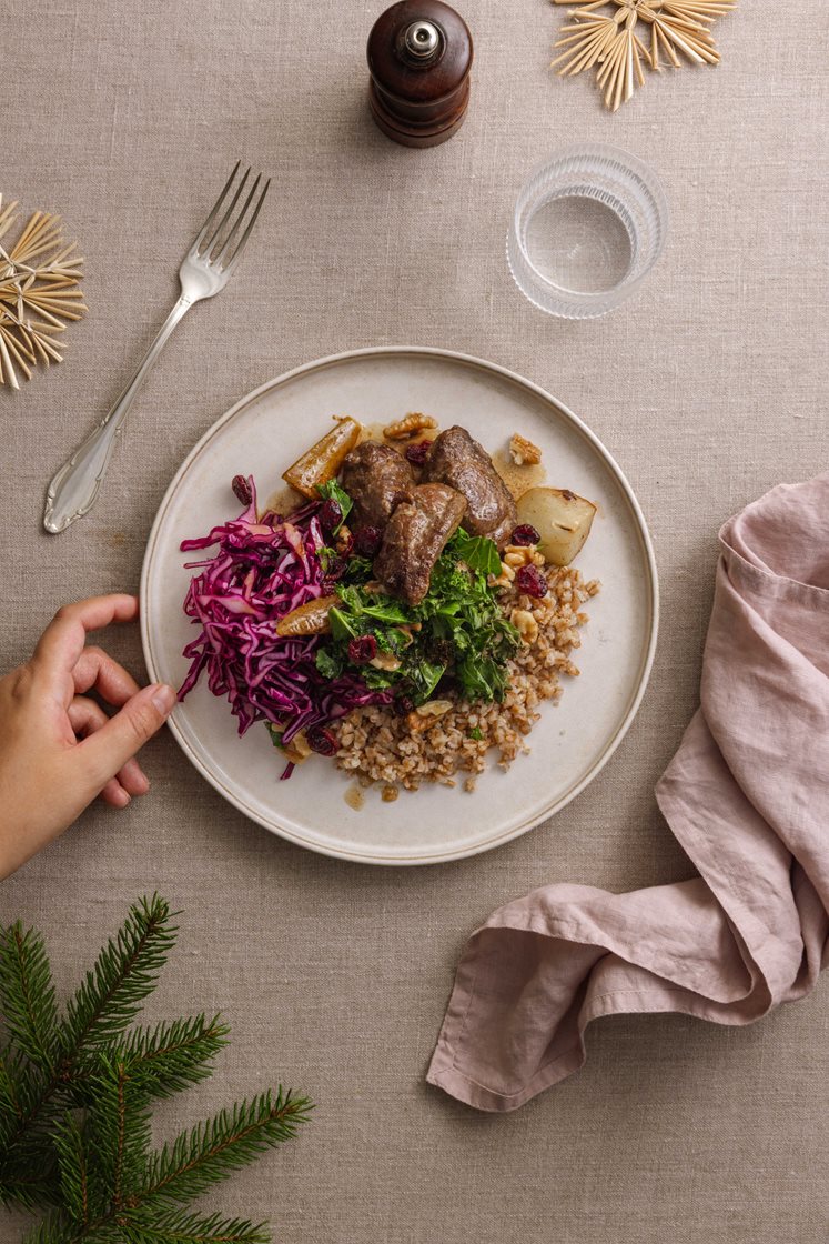 Lun vintersalat med glasert pære og svinekjake, valnøtter, sprø grønnkål og mathvete