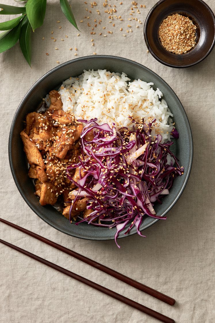Kalkonyakiniku med päron, ingefära, rödkålssallad och rostade sesamfrön