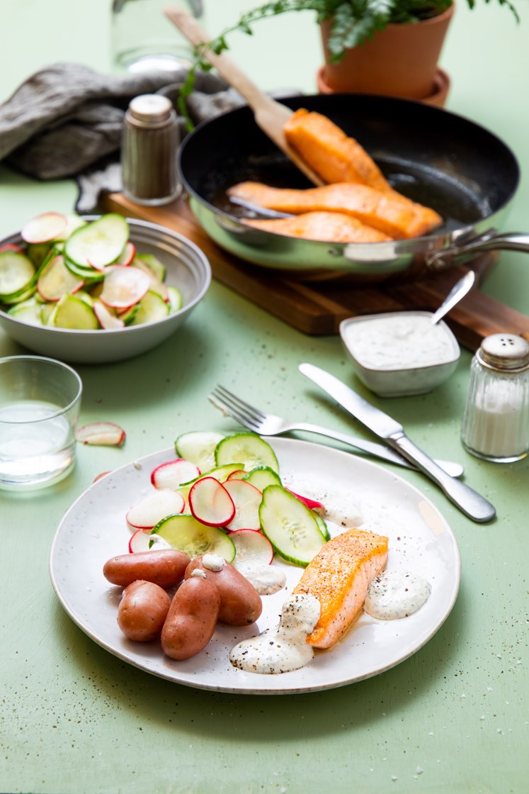 Laks med reddik- og agurksalat, rømmedressing med urter og kokte poteter