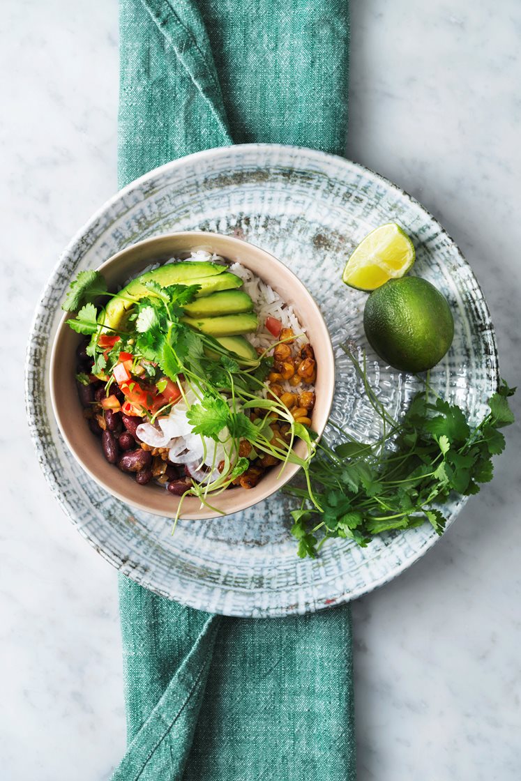 Burrito bowl med avokado, rostad majs och silverlök