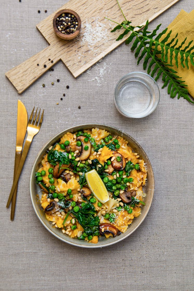 Farfalle med gresskar, sopp og spinat, toppet med Grande Premium-ost og pinjekjerner