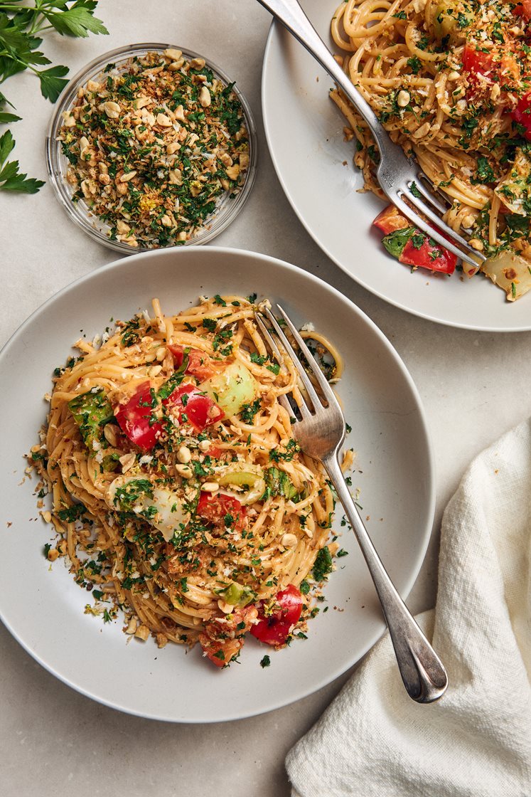 Het srirachapasta med citronrostade grönsaker och krispigt jortnötsströssel
