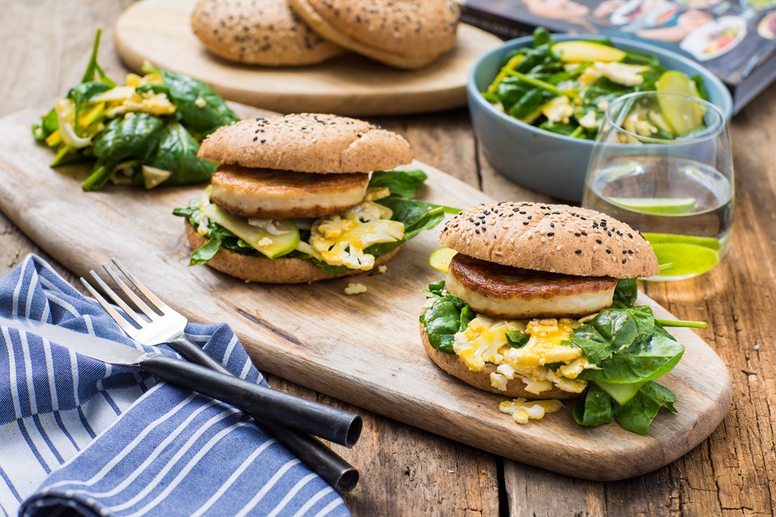 Fiskeburger med blomkål- og eplesalat med mangopuré