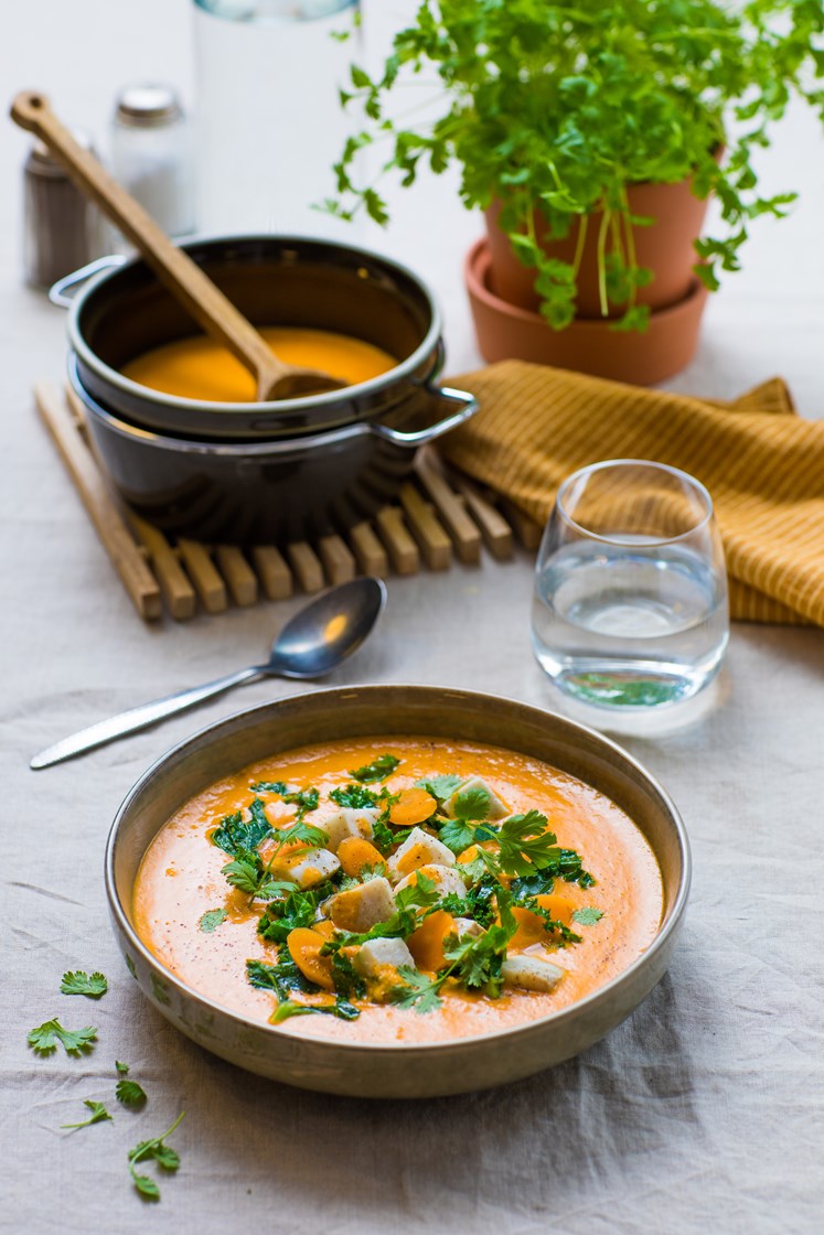 Thai fiskesuppe med rød curry, grønnkål og koriander