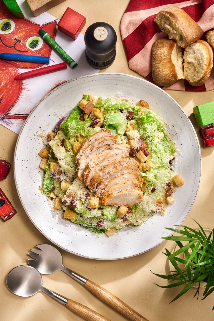 Caesarsallad med färdiggrillad kyckling, bacon, krutonger och parmesan