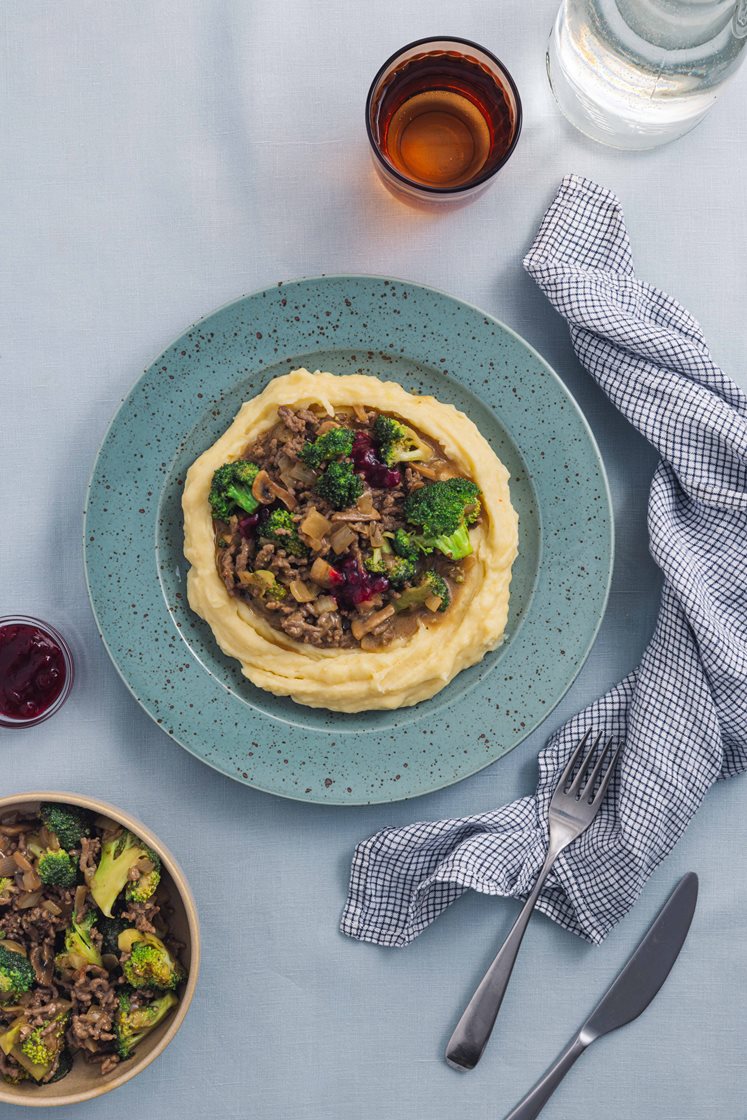 Soppgryte med kjøttdeig og brokkoli, potetmos og rørte tyttebær