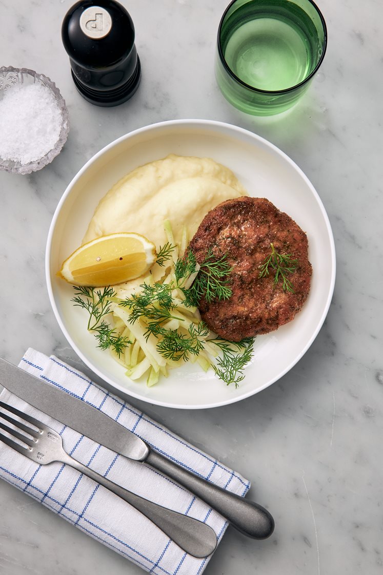 Laxwallenbergare med potatispuré, dill och citrondressad kålrabbisallad 