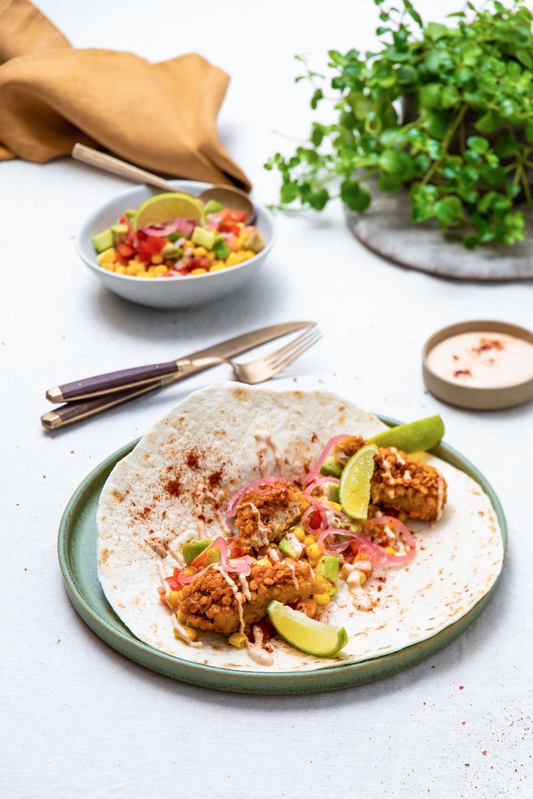 Meksikansk fiskewrap med avokadosalat og chipotlerømme, servert med syltet rødløk