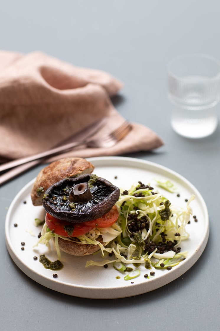 Grillet portobello-burger med spidskålssalat og pesto