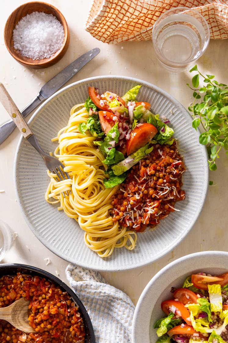 Rask bolognese med linser, fullkornslinguine, tomatsalat og revet Grande Premium