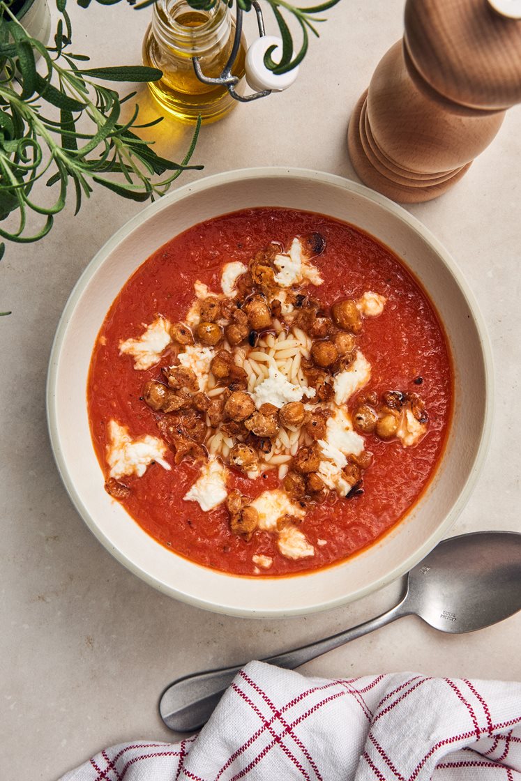 Rostad tomatsoppa med knapriga kikärtor och mozzarella