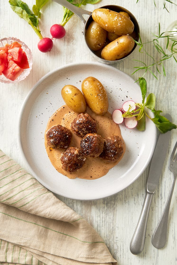 Köttbullar med brunsås och potatis