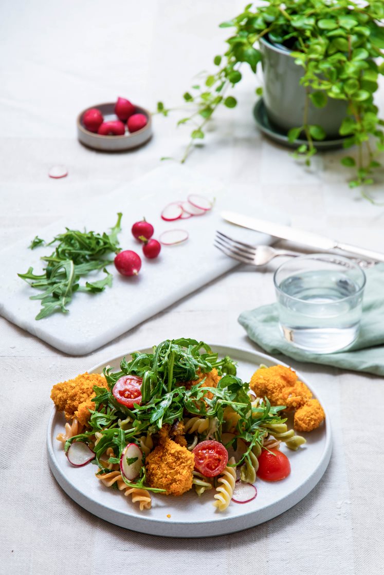 Pastasalat med sprø kylling, reddiker og sennepsvinaigrette