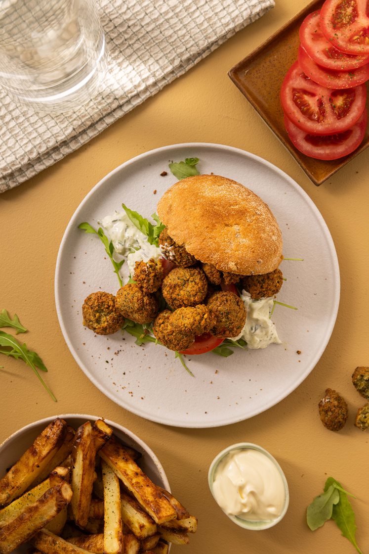 Falafelburger med tzatziki og fritter