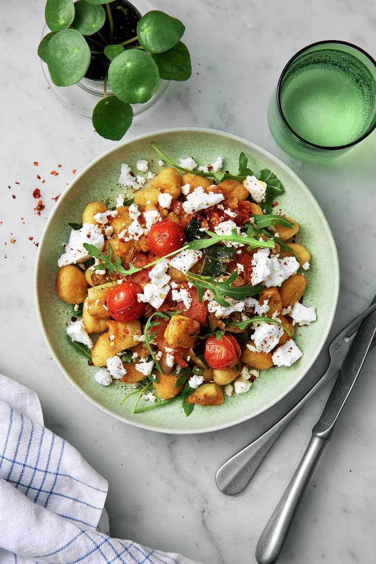 Stekt gnocchi med ugnsrostade grönsaker och fetaost