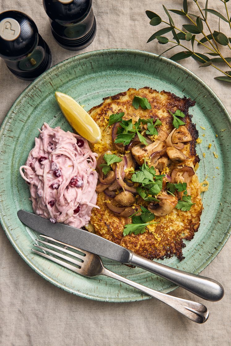 Raggmunkar med fräst svamp och krämig kålsallad med lingon