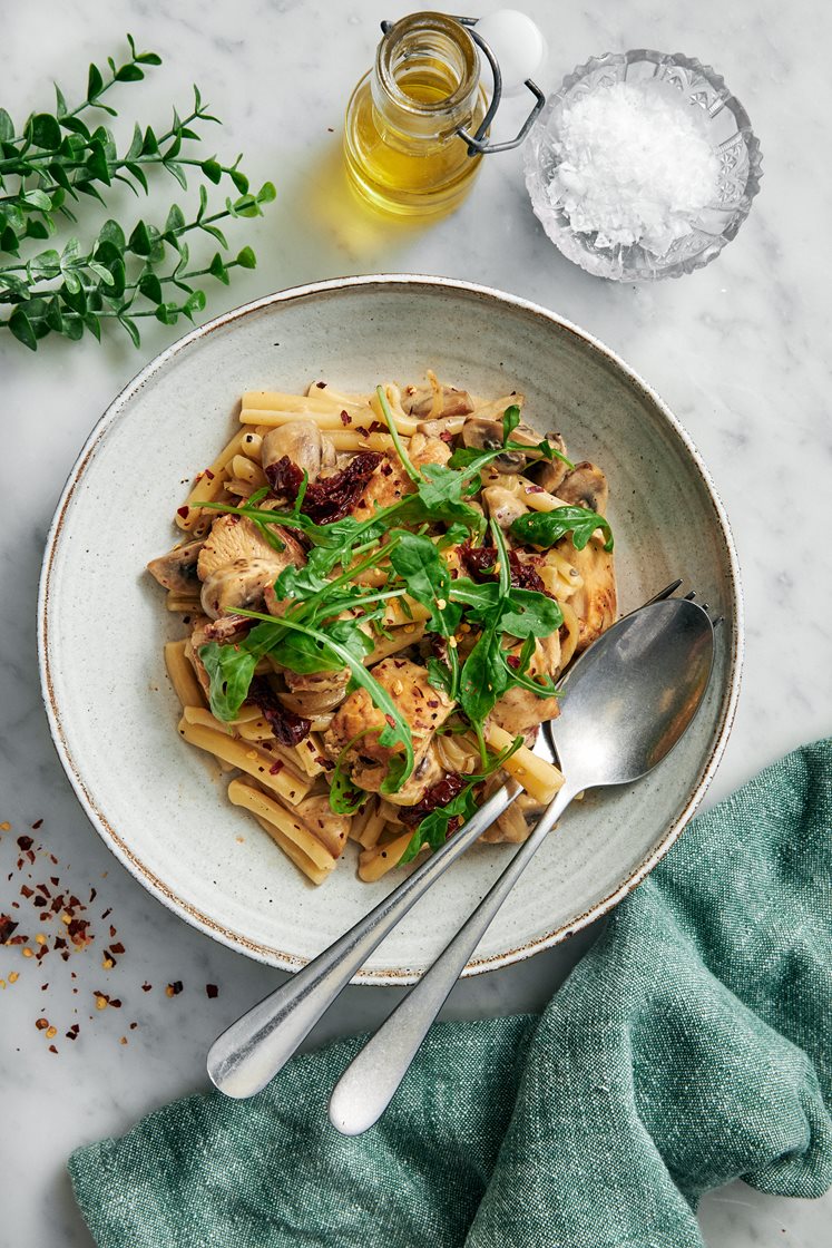 Pasta med kyckling, svamp och soltorkade tomater