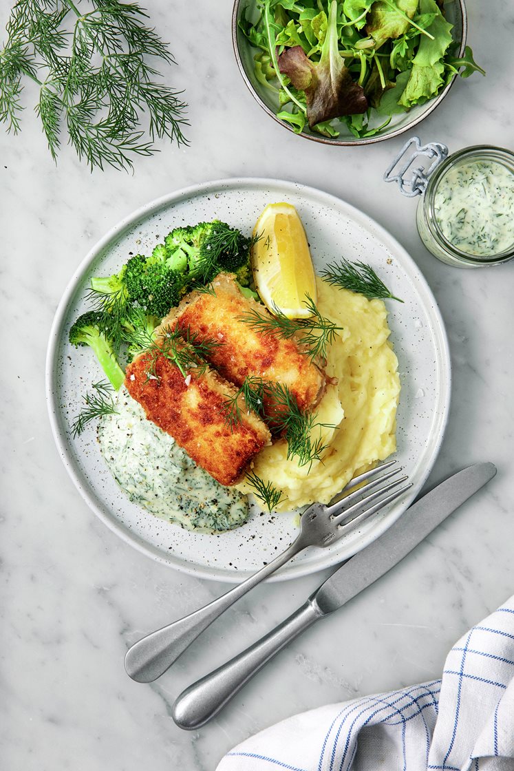 Panerad tofu med potatismos, broccoli och citron- och dillsås