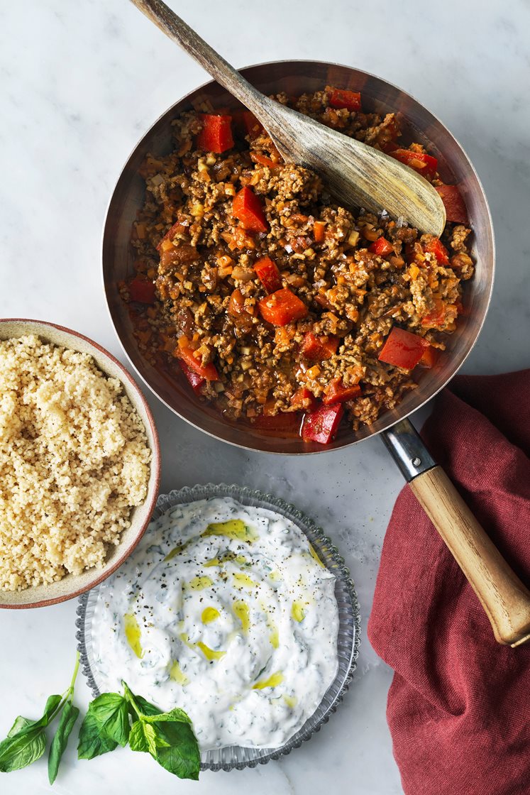 Nötfärsgryta med myntayoghurt och couscous