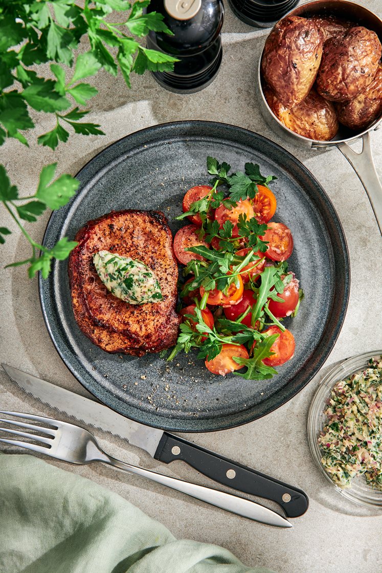 Fläskkotlett med bearnaisesmör och tomatsallad