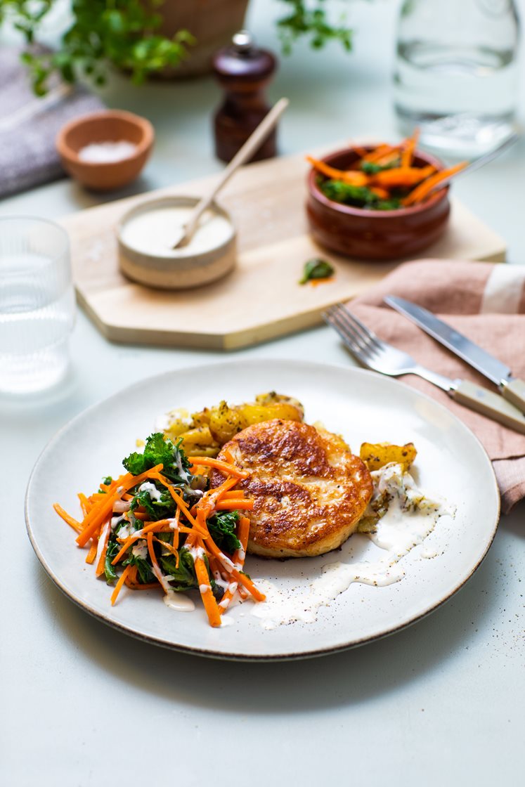 Lofotburger med torsk og sei, krydderpoteter, rosettkål og urtedressing