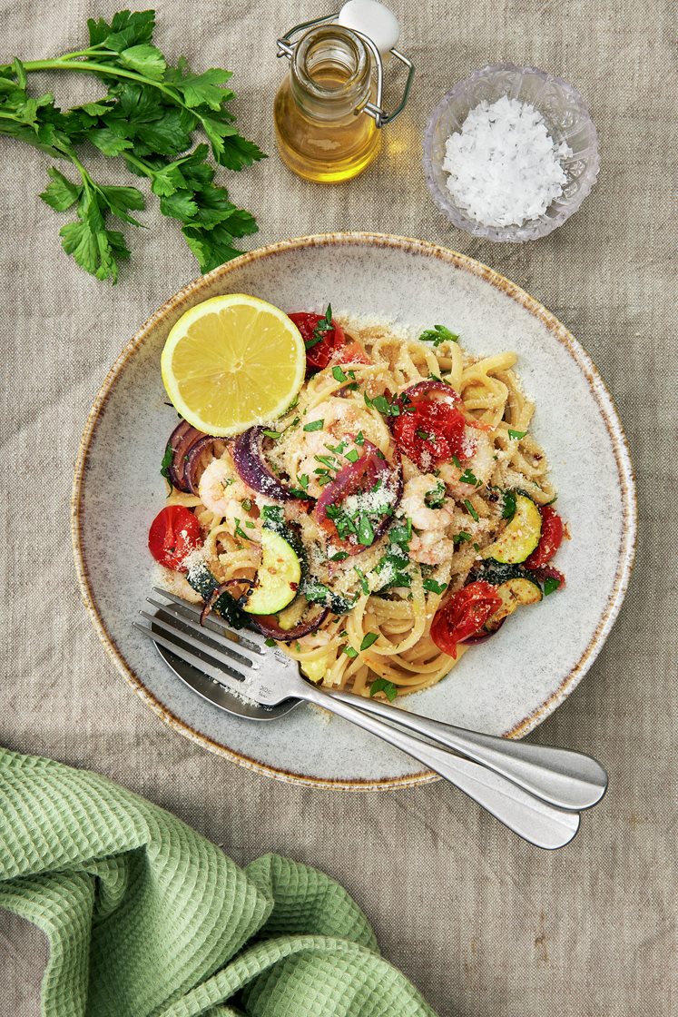 Linguine med ugnsrostade grönsaker, gremolata, parmesan och räkor