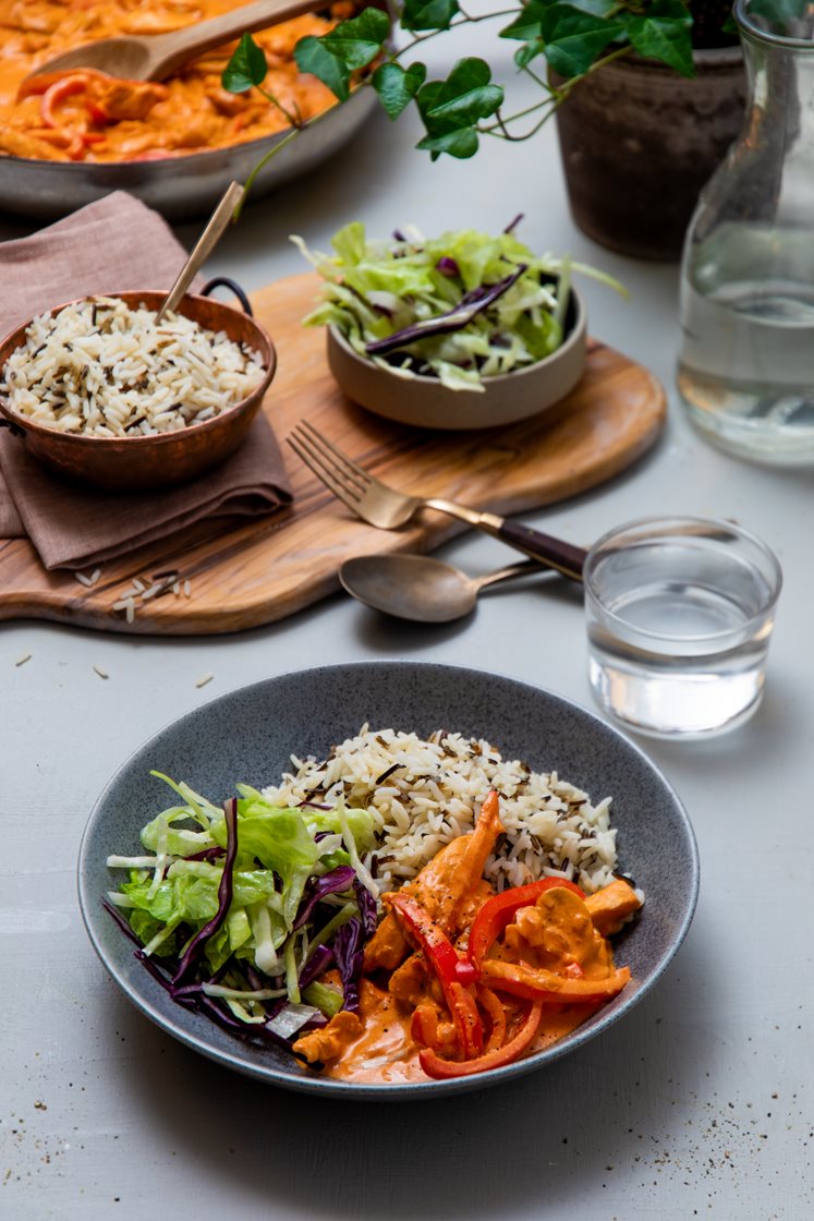 Kylling stroganoff i kremet tomatsaus med sjampinjong og villris