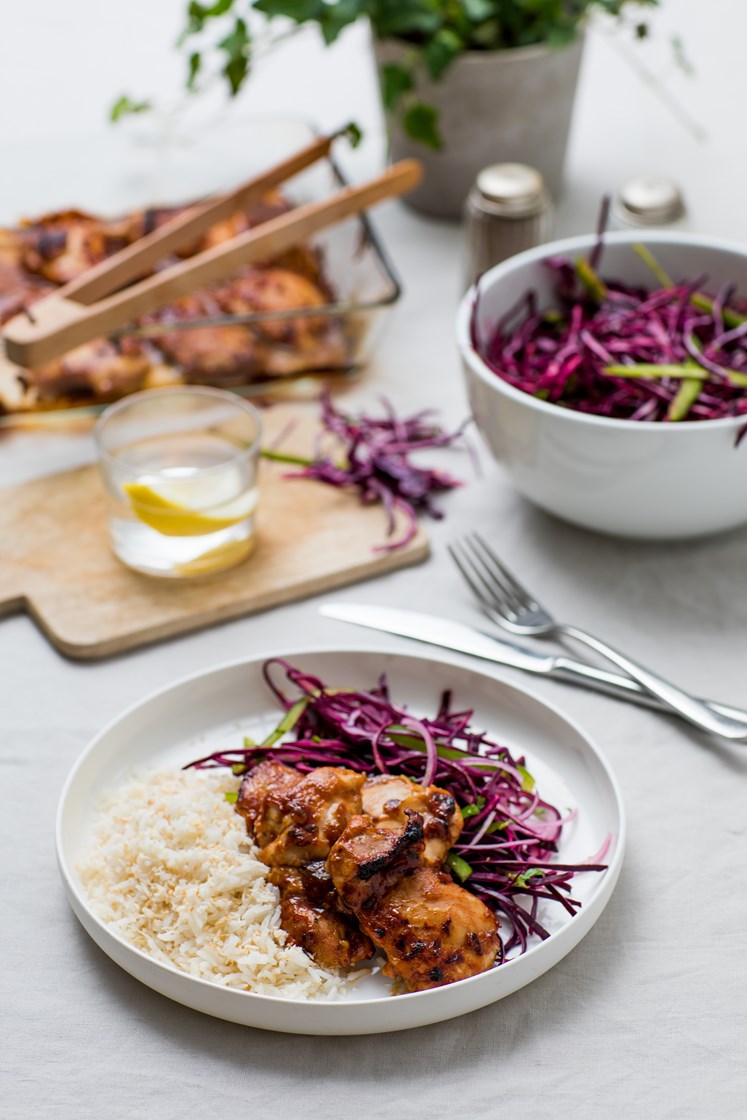 Sticky kylling med kokosris og rødkålsalat