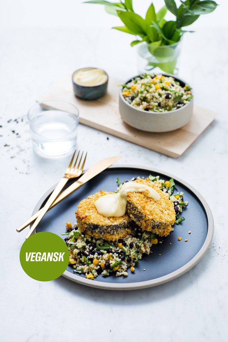 Sprøbakt aubergine servert med bulgursalat med bønner, ristet mais, valnøtter og appelsinvinaigrette