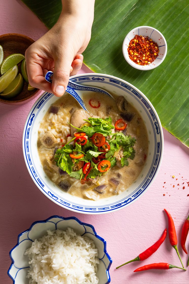 Tom kha gai på Bjärekyckling - krämig soppa med kokosmjölk, kyckling och citrongräs