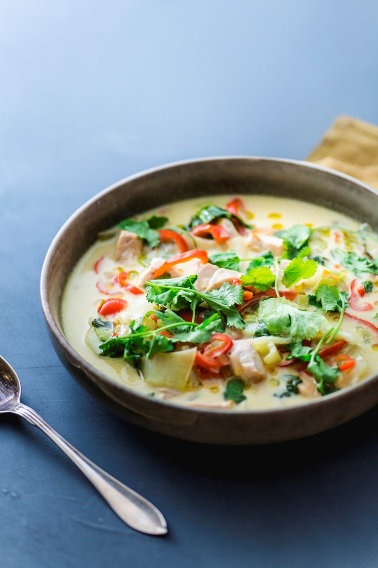 Grønn curry med grønnsaker, servert med stekte glutenfrie brødskiver