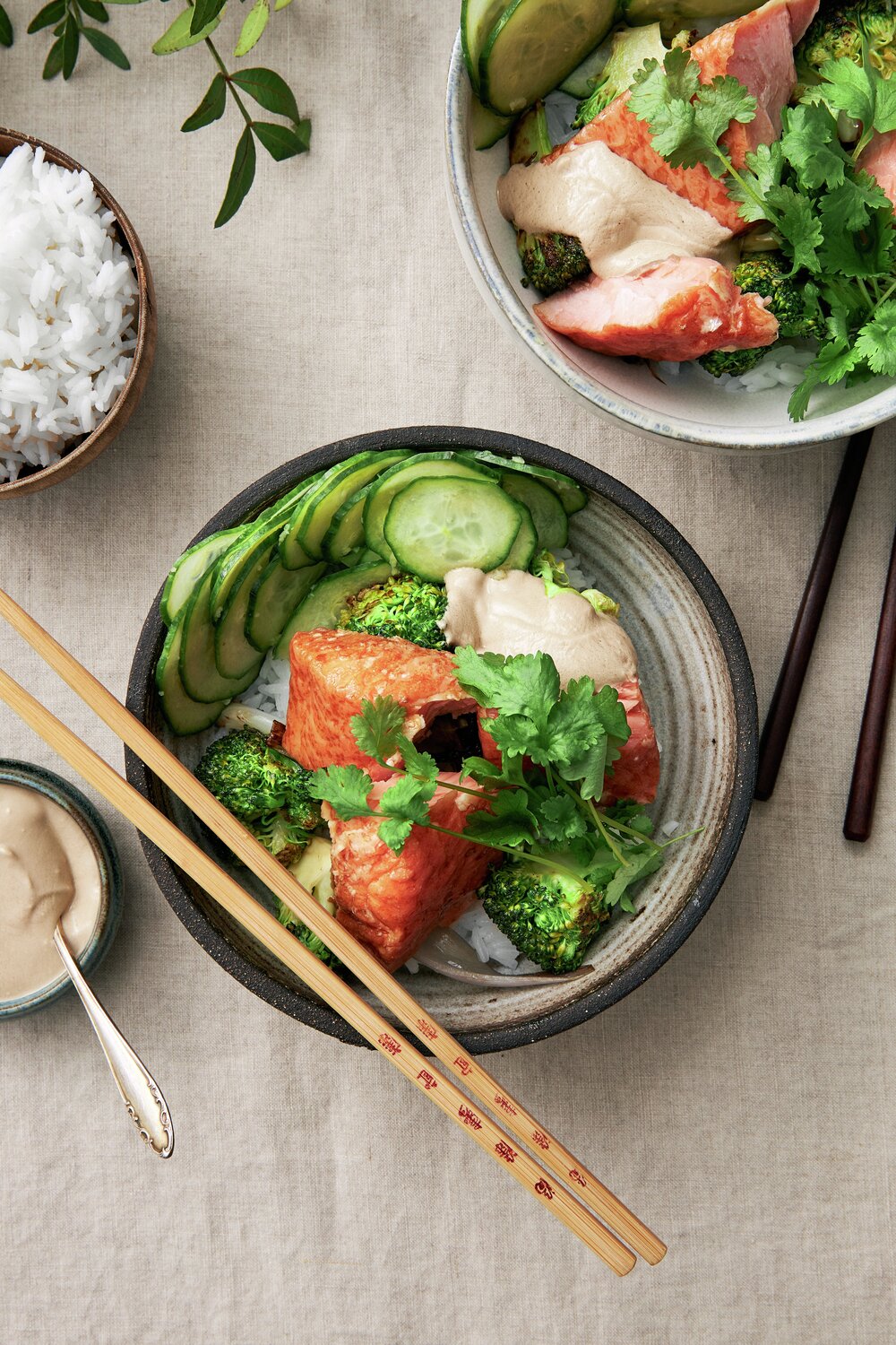 Laxbowl med sötsyrlig gurksallad och sesamdressing