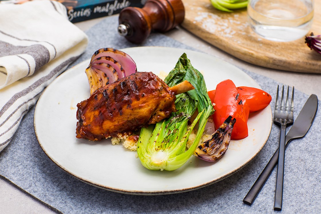 Grillet og mør svineknoke med BBQ-saus, bulgur og grønnsaker