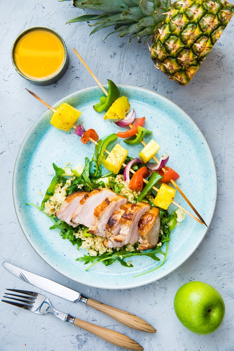 Ytrefilet av svin med grønnsaksspyd, sennepsvinaigrette og bulgursalat med eple