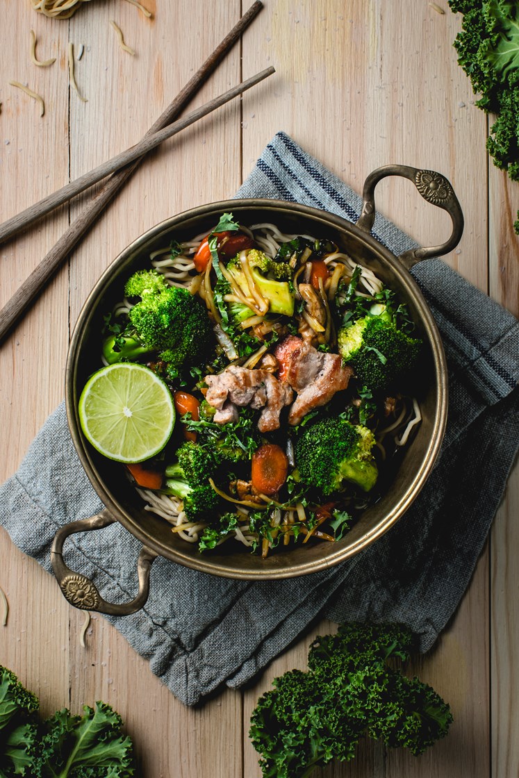 Chop suey med svinestrimler, grønnsaker, eggenudler og lime