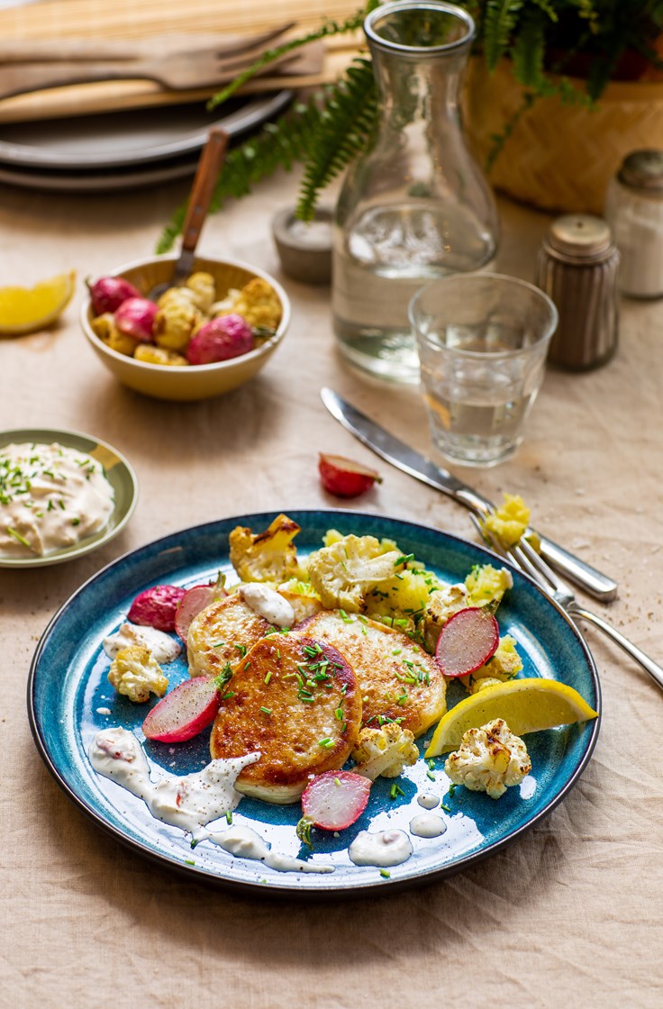 Grove fiskekaker med bakt blomkål og kald eplesaus