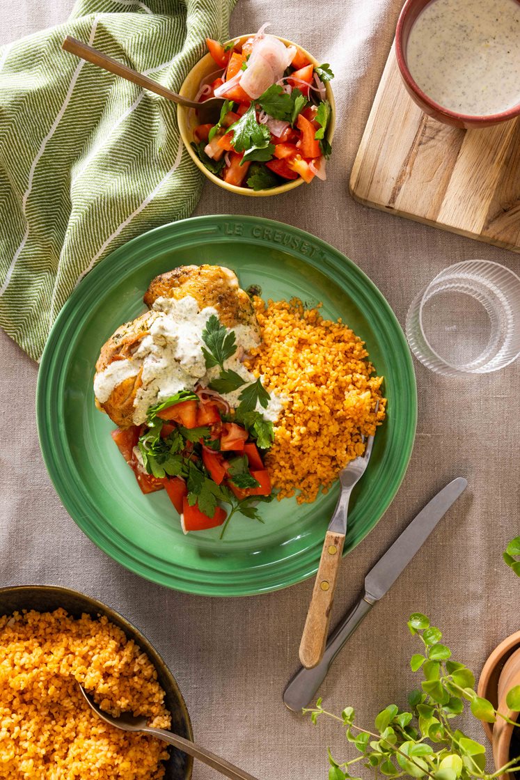 Sprødstegt kyllingelårsteak med bulgur, tomatsalat og krydderyoghurt