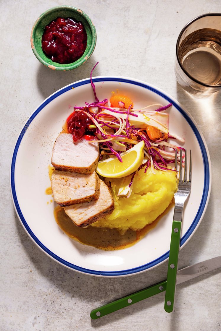 Svinefilet med mandelpotetmos, rødkål- og fennikelsalat med klementin, tyttebær og steinsoppsaus