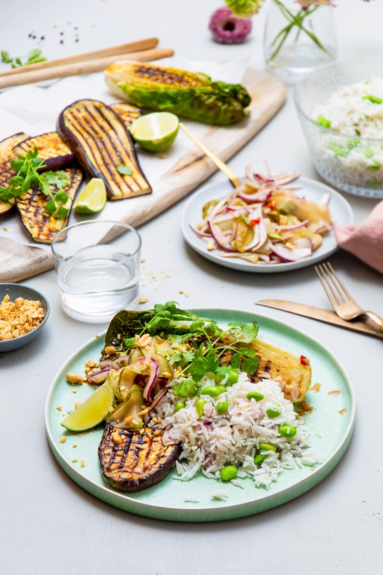 Ponzustekt aubergine med korianderris og asiatisk pæresalat