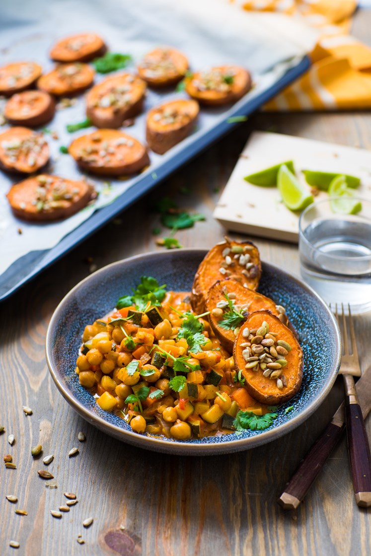 Spicy vegetarcurry med ovnsbakt søtpotet, ristet kjerneblanding og yoghurt