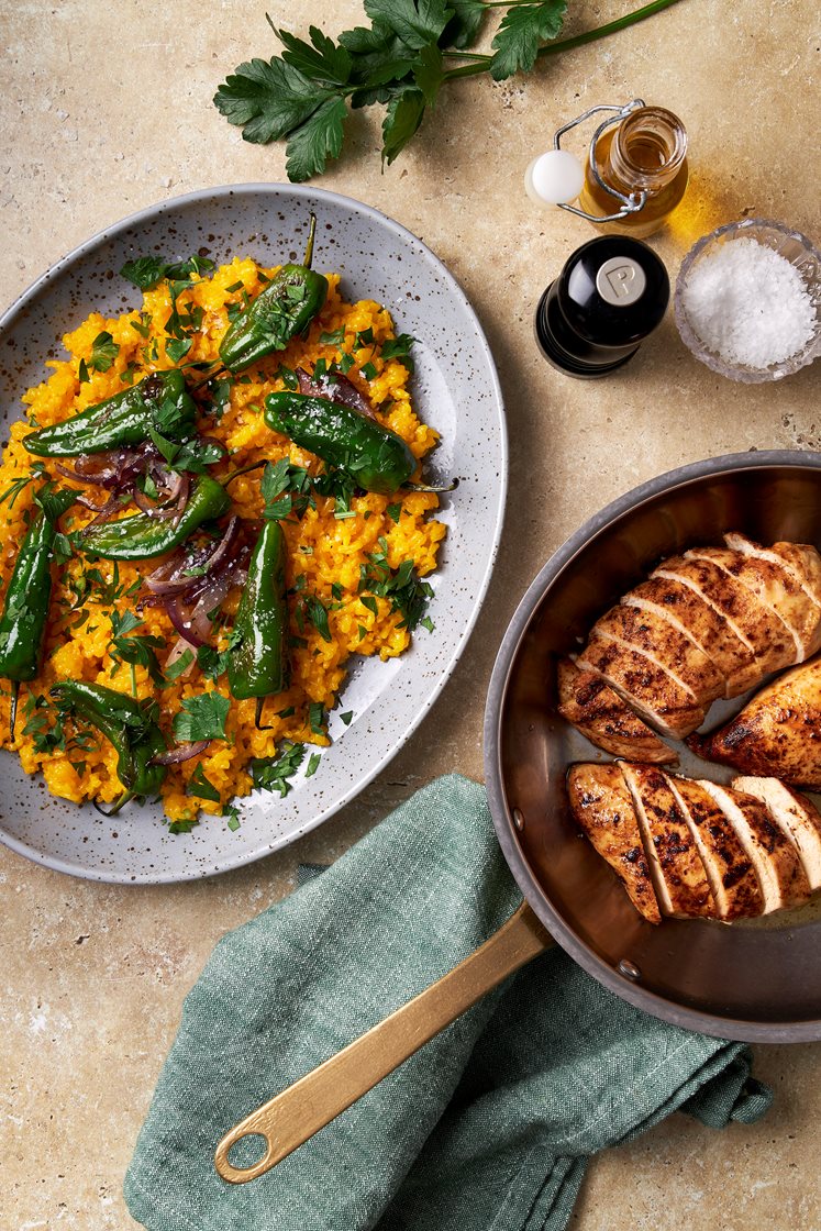Chipotlestekt kyckling med spanskt saffransris och pimientos de padrón