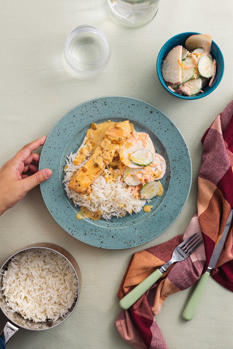 Ørret i mild mangosaus med ris og gulrot- og yoghurtsalat