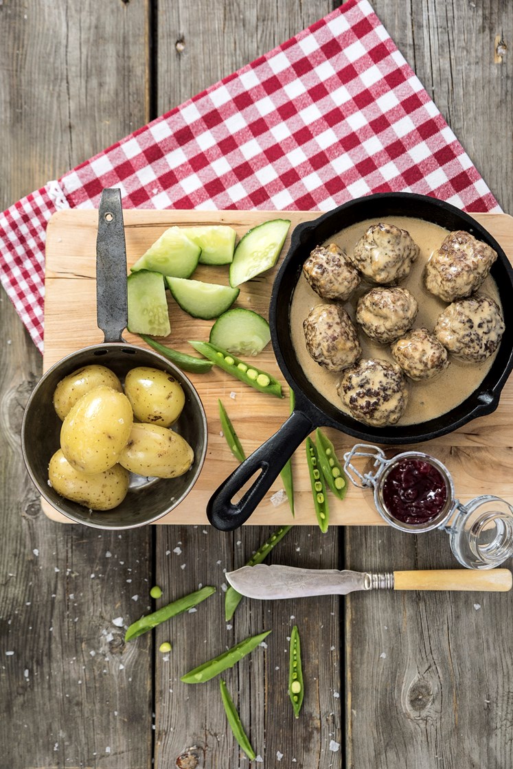 Köttbullar med gräddsås och lingonsylt