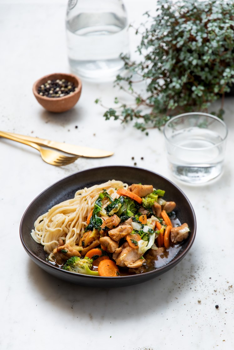 Kyllingwok med gulrot, grønnkål og eggenudler