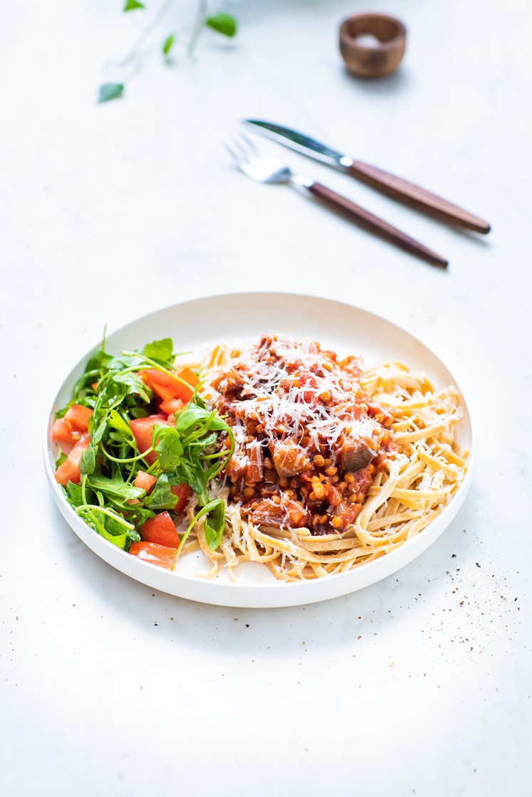 Fullkornslinguini med aubergine- og tomatsaus, Grana Padano og ruccolasalat