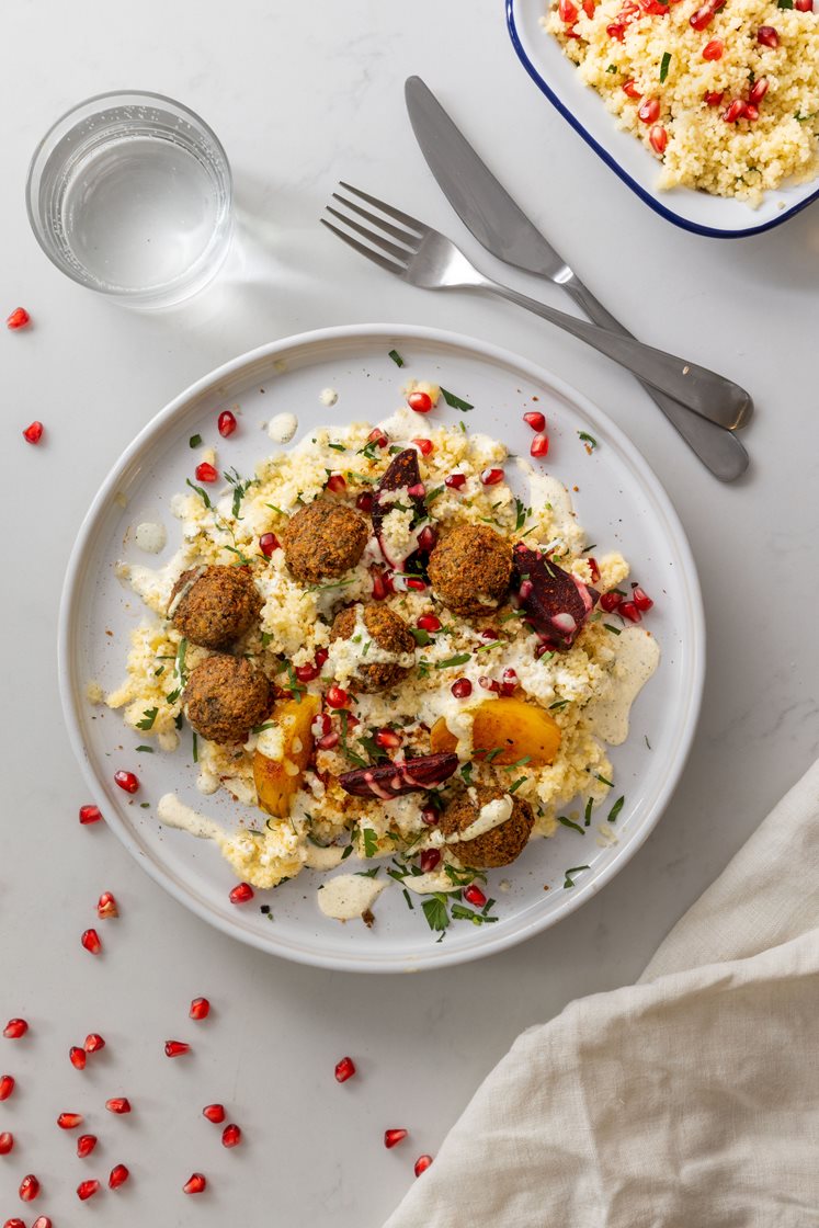 Tabbouleh med couscous, falafler og bakte beter med røkt chili