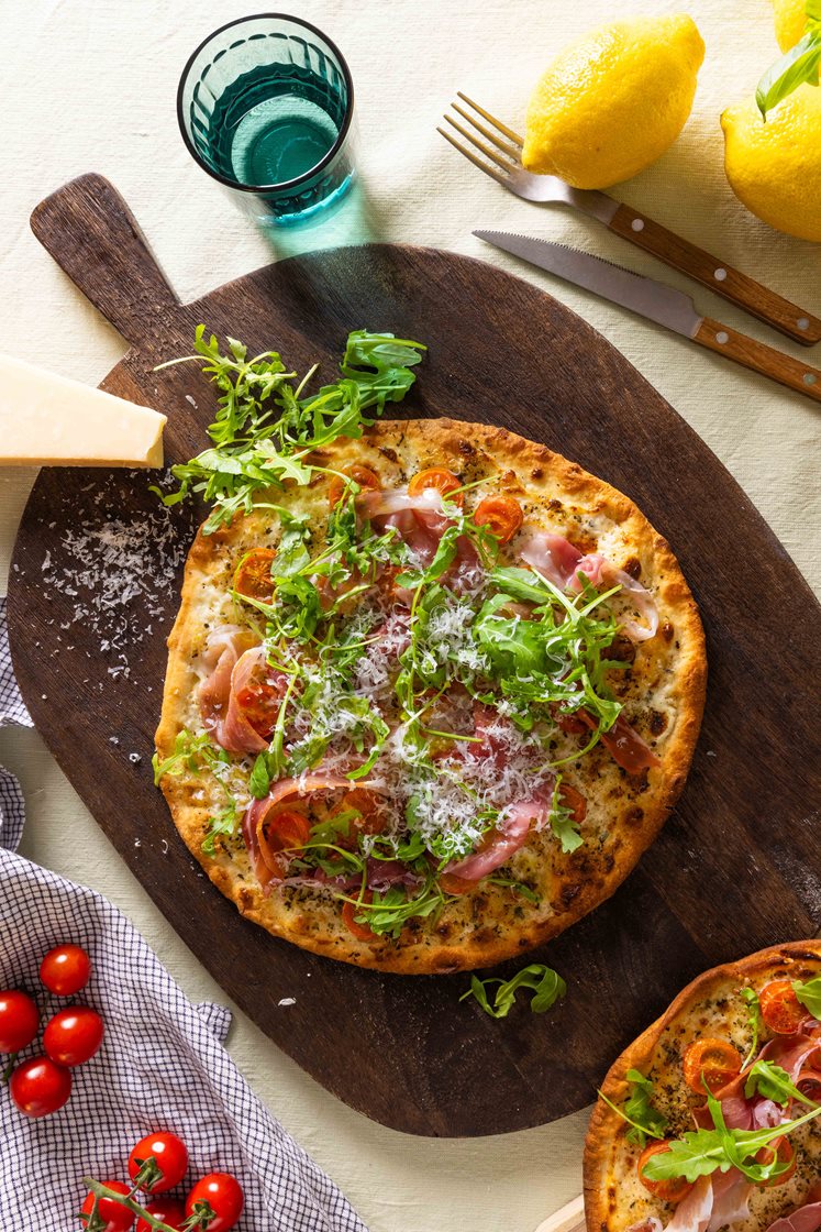 Pizza bianca con prosciutto di Parma, pomodorini dolci