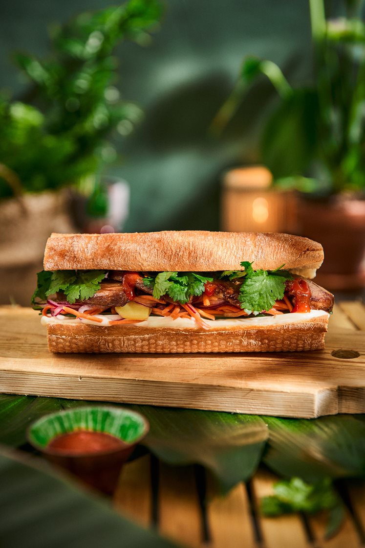 Bánh mì - Vietnamesisk sandwich med soja/ingefærstegt svinekød, syltede grøntsager og koriander