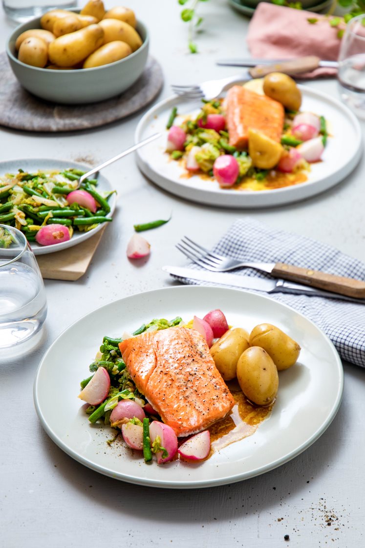 Ovnsbakt laks med kokte poteter, grønne bønner og soyasmør